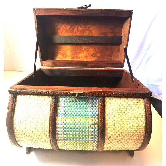 Storage Chest / Display Chest Vintage Wicker Clasp Closure - Picture 1 of 13
